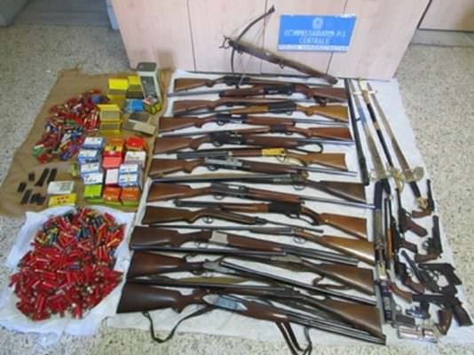 Maxi sequestro di armi a un imprenditore catanese: deteneva illegalmente fucili, carabine, pistole e varie munizioni
