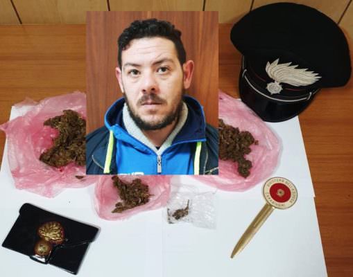 Marijuana nascosta in casa: pusher ai domiciliari “incastrato” durante controllo