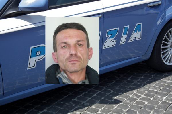 Si scaglia contro poliziotti e li insulta: con sé aveva anche un taglierino