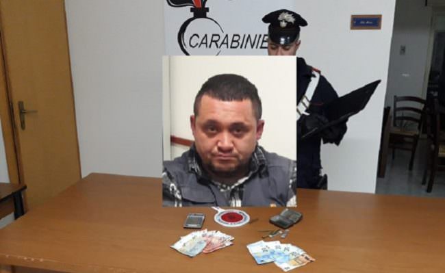 Oltre 25 grammi di hashish e 400 euro in casa: ai domiciliari 36enne