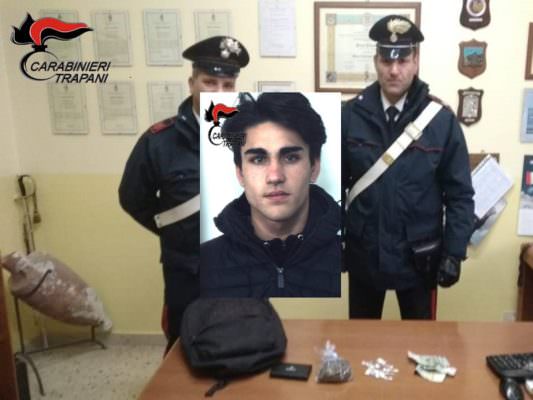 Detenzione e spaccio, sorpresi con hashish a bordo di uno scooter: due giovani in manette