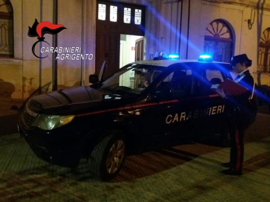 “Beccati” dai carabinieri con una lavatrice rubata sulle spalle: in manette due topi d’appartamento