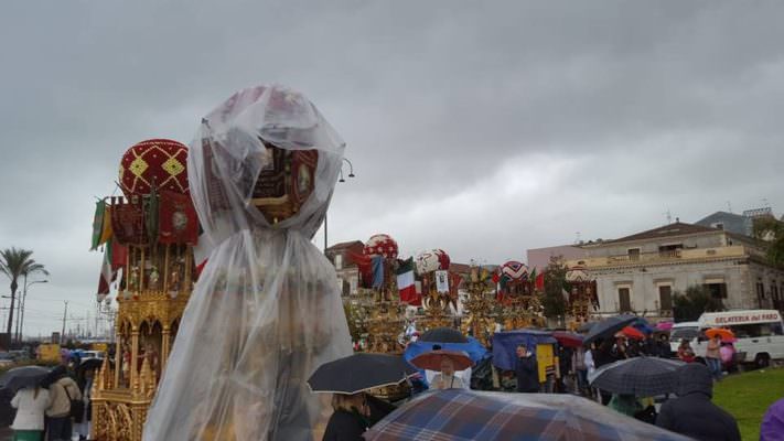 Sant’Agata sotto la pioggia: annullato giro delle Candelore