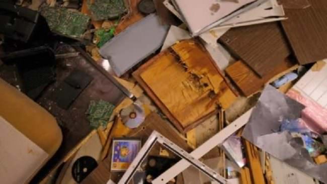 Ladri si intrufolano dentro casa: scontenti del bottino, distruggono intera abitazione