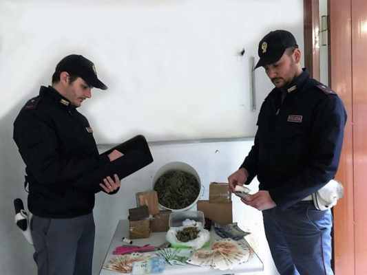 Fermo e blitz in casa, oltre 5 chili di droga di vario genere