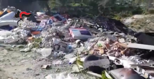 Pezzi d’auto, pneumatici e scarti vari, ”smascherata” discarica abusiva: scatta il sequestro