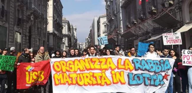 Catania, studenti in piazza per dire “NO”: contestato l’operato del governo – FOTO