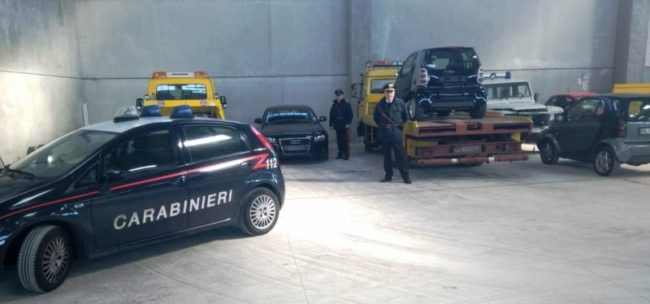 Centrale riciclaggio auto nel Catanese: garage ricco di mezzi e centraline
