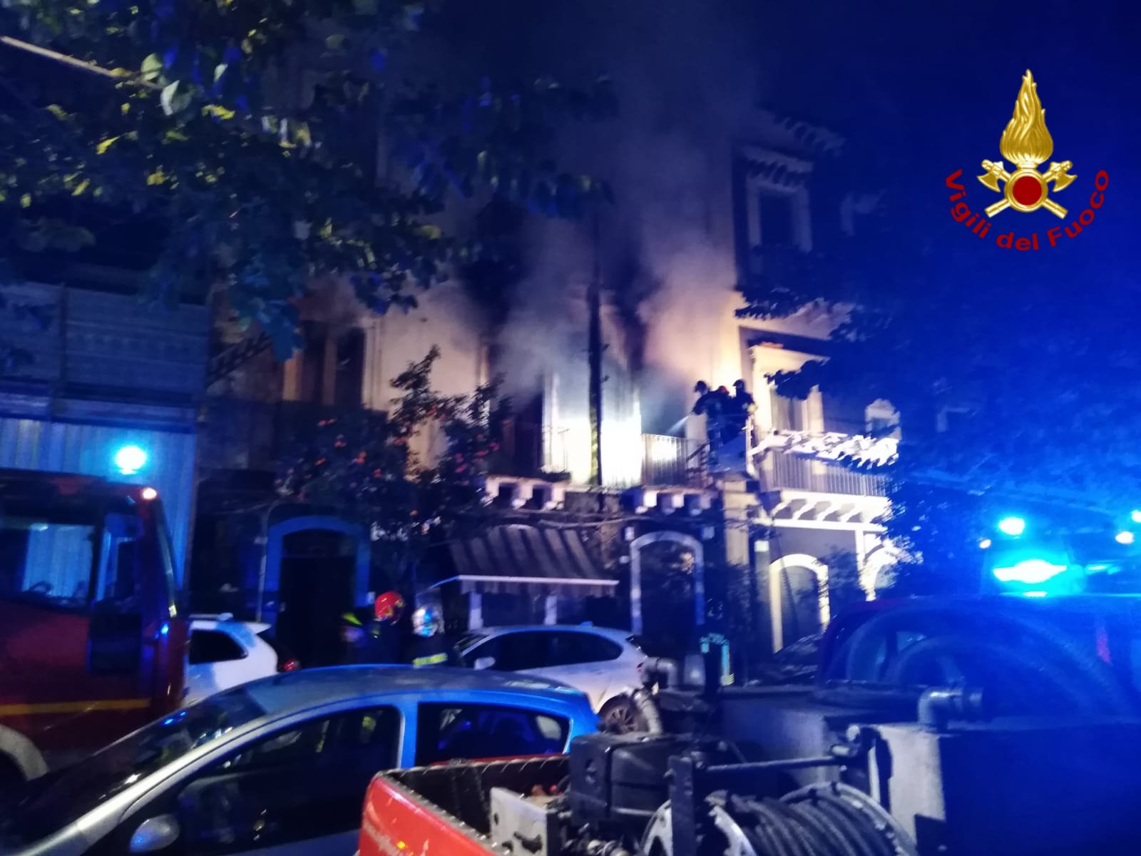 Paura a Catania, incendio in un palazzo: persone bloccate all’interno – VIDEO e FOTO