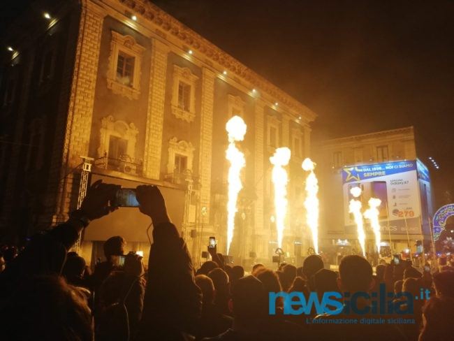 Caos al Duomo per i fuochi “da sira ‘o tri”: folla forza varco d’ingresso e si riversa in piazza
