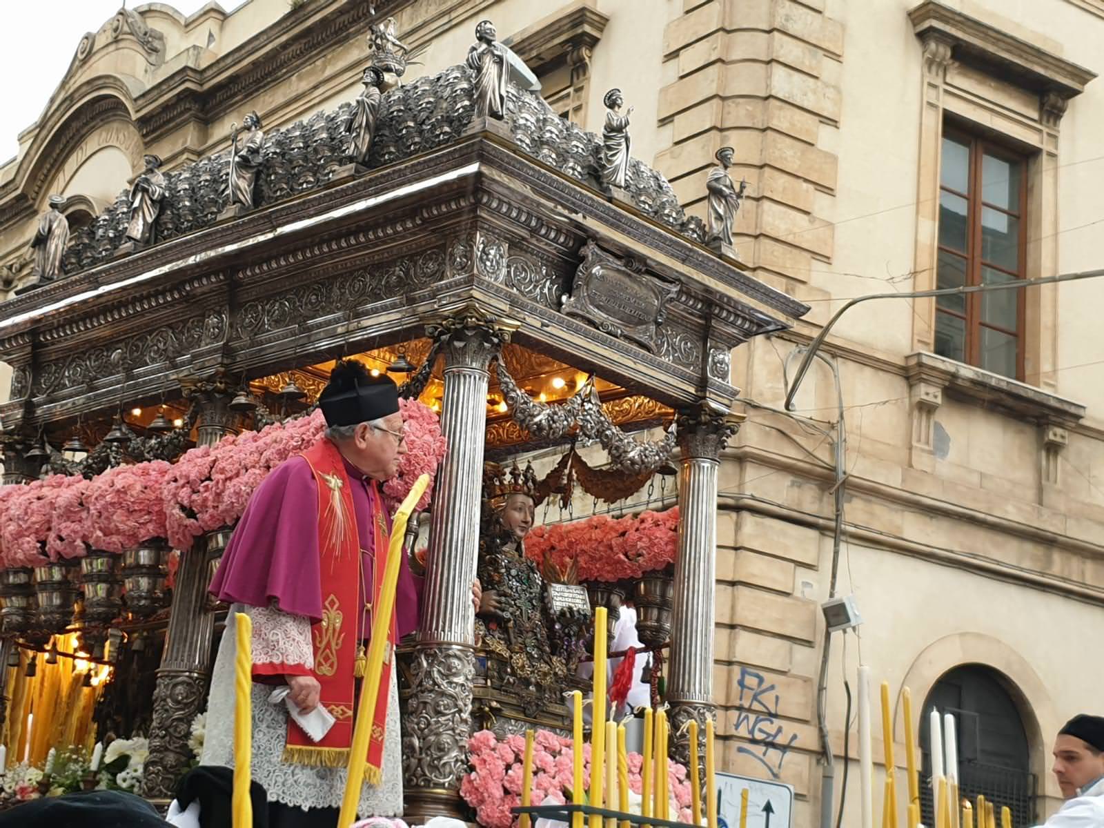 Festa di Sant’Agata 2021: chiarimenti su benedizione del “sacco” votivo, ceri e fiori – DETTAGLI