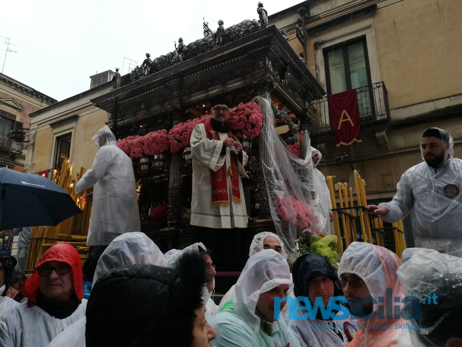 Sant’Agata 2019, pioggia porta venditori ambulanti al “trionfo”: decine pronti con ombrelli e mantelle tra i devoti