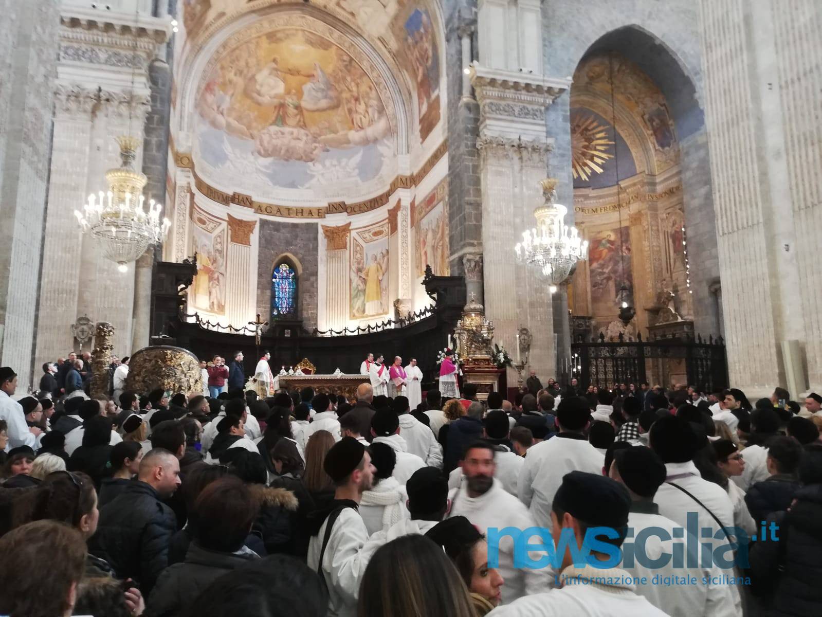 Sant’Agata 2019, malori al Duomo: giovani devoti soccorsi, ragazza portata via in ambulanza Sant’Agata 2019, malori al Duomo: giovani devoti soccorsi, ragazza portata via in ambulanza