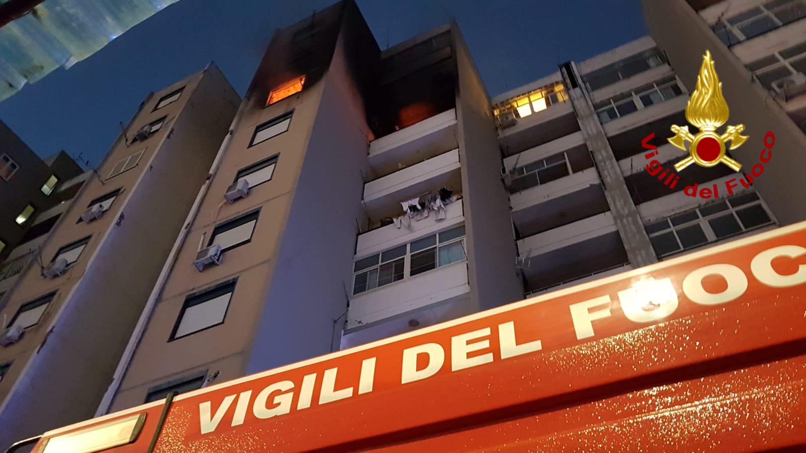 Librino, incendio al viale Moncada: persone intrappolate nell’appartamento – FOTO e VIDEO