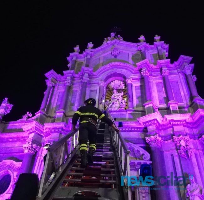 Candelora d’oro e spettacolo pirotecnico in piazza Duomo: al via i festeggiamenti per Sant’Agata – FOTO e VIDEO