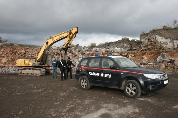 Estraevano basalto senza autorizzazione: sequestrati escavatori e materiali nel Catanese