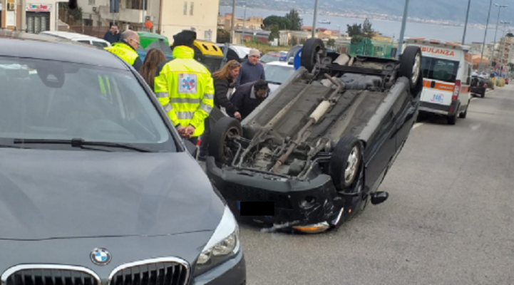 Violento incidente nel Messinese: coinvolte 2 auto, una cappottata
