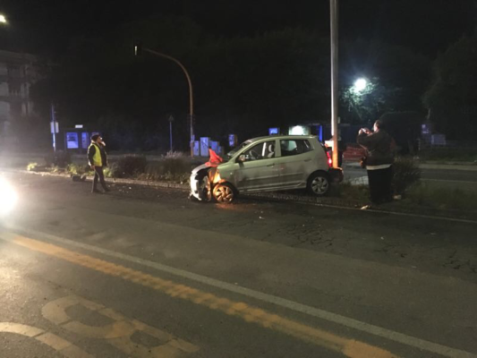 Auto carambola in circonvallazione e abbatte il semaforo: traffico in tilt a Catania