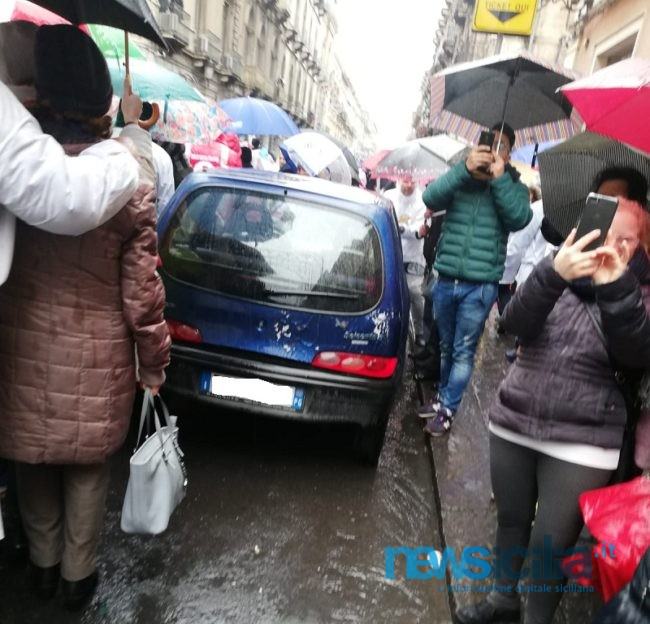 Sant’Agata 2019, auto in sosta vietata e in doppia fila ostacolano il percorso del fercolo: vigili urbani e carri attrezzi in azione