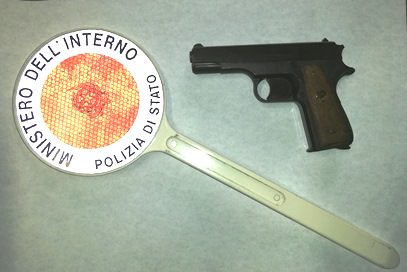 Minaccia con pistola mediatore immobiliare che aveva messo una firma falsa: denunciati entrambi