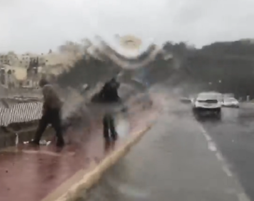 Ancora maltempo. Forte mareggiata, pesci “volano” in strada: il VIDEO