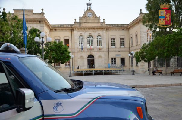 Operazione “scuole sicure”: numerosi controlli da parte degli agenti di polizia con l’impiego di unità cinofile