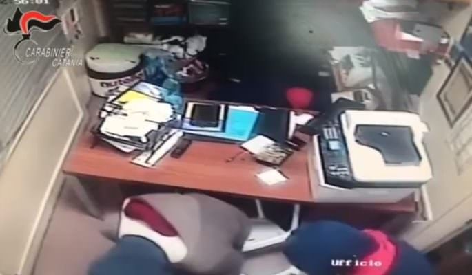 Commando di 4 persone per rapinare la Esso, poi la fuga: inutile scambio di auto, preso il primo dei componenti nel Catanese – VIDEO