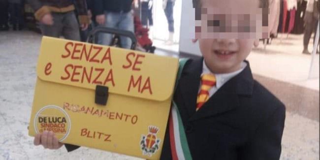 Giacca, cravatta e adesivo di Cateno De Luca per Carnevale: bambino stupisce tutti con il suo travestimento