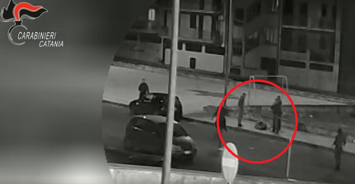 Guarda la sua fidanzata: lo travolge con l’auto, poi la spedizione punitiva di gruppo nel Catanese. NOMI e VIDEO