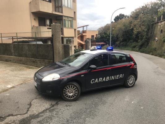 Aggredisce i genitori e minaccia i carabinieri: in manette 23enne