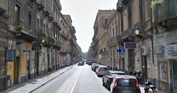 Catania, due giovani malviventi rubano abiti in via Umberto: arrestati dalla Polizia di Stato