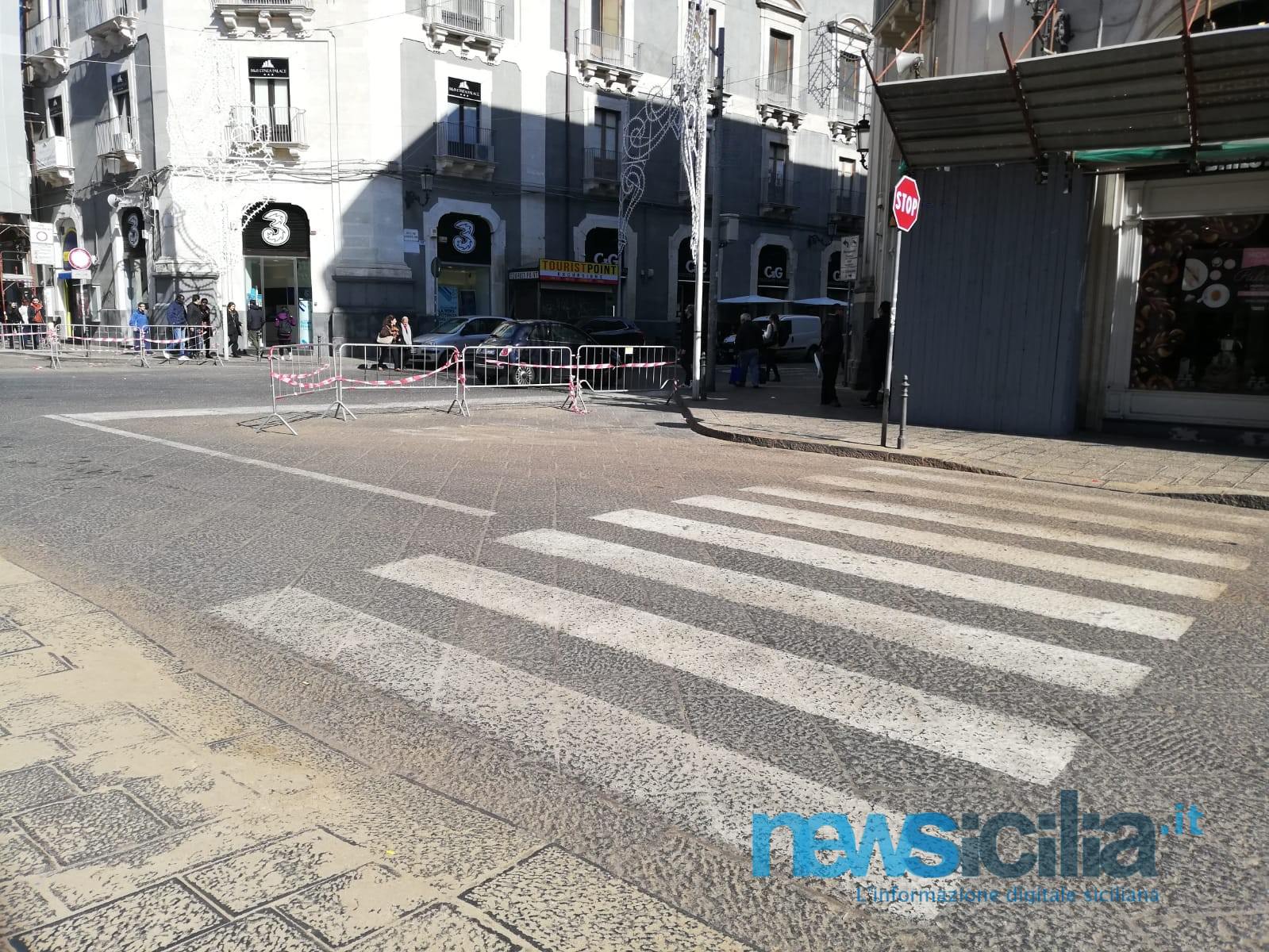 Sant’Agata, rimozione di cera e segatura tra ritardi e disagi: corsa contro il tempo per ripulire il centro storico – FOTO e VIDEO