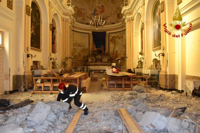 Emergenza sisma, operazioni di messa in sicurezza della chiesa di Pennisi – Le FOTO