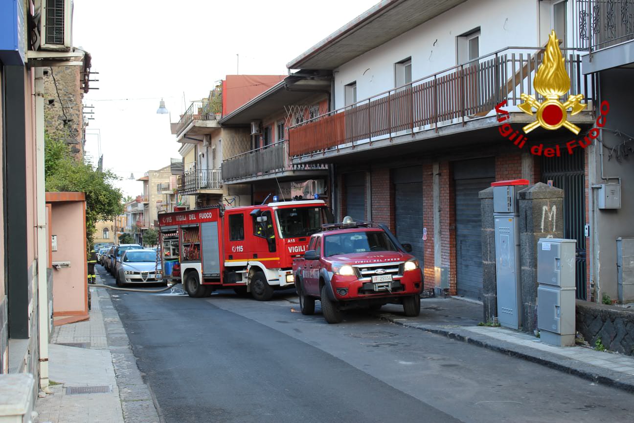 Incendio a San Giovanni la Punta: in fiamme una veranda di un appartamento – FOTO e VIDEO