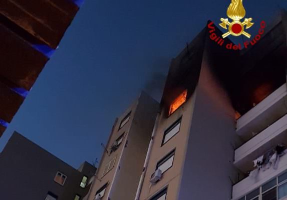 Sgomberato l’edificio interessato dall’incendio al viale Moncada: sul posto 3 ambulanze
