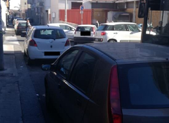 Scontro tra due auto in via Regina Bianca: traffico in tilt e viabilità paralizzata – FOTO
