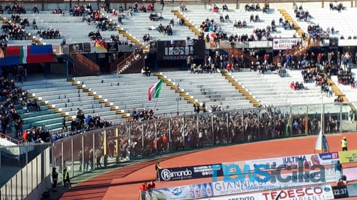 Il Catania vince ma gli ultras contestano ancora, nel mirino Pietro Lo Monaco: “Direttore facci un gol”