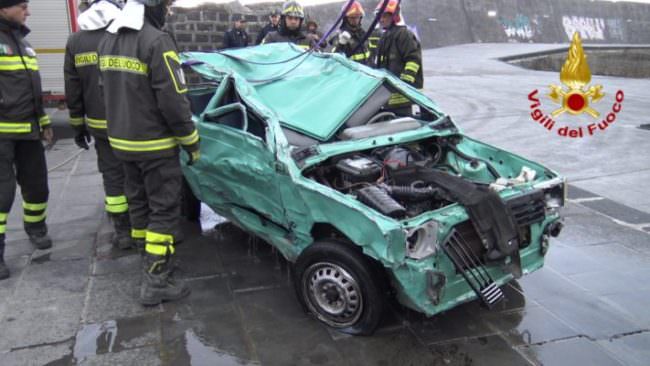 Santa Maria la Scala, riportata l’auto in superficie: zona al setaccio per trovare Enrico – FOTO e VIDEO
