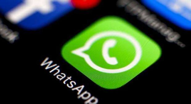 Minorenne ricattata per foto provocanti su WhatsApp minaccia il suicidio: denunciato 15enne