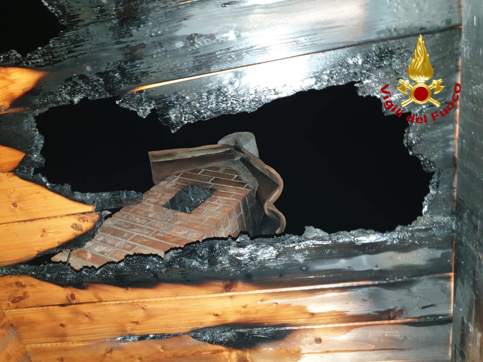 Casa prende fuoco: scappano padre e figlio, abitazione inagibile