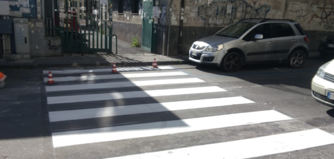Anni di segnalazioni, finalmente l’attraversamento pedonale in via Ramondetta