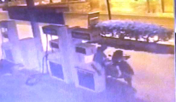 “Tu sei la causa di tutti i miei mali, ti devo ammazzare”, tre auto incendiate alla moglie e agli zii: in manette 44enne