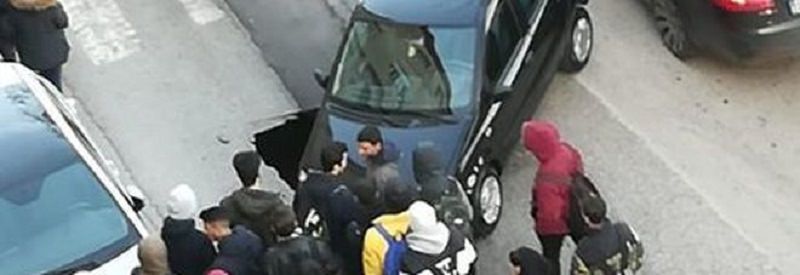 Voragine davanti una scuola: paura e apprensione per un’auto finita nella “trappola”