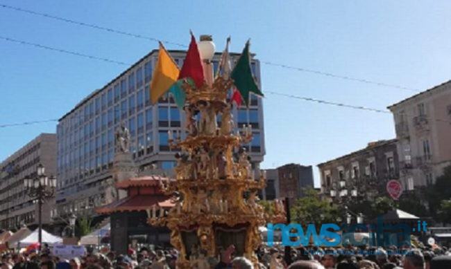 Festa di Sant’Agata, paura in piazza Stesicoro: donna a terra per un malore improvviso