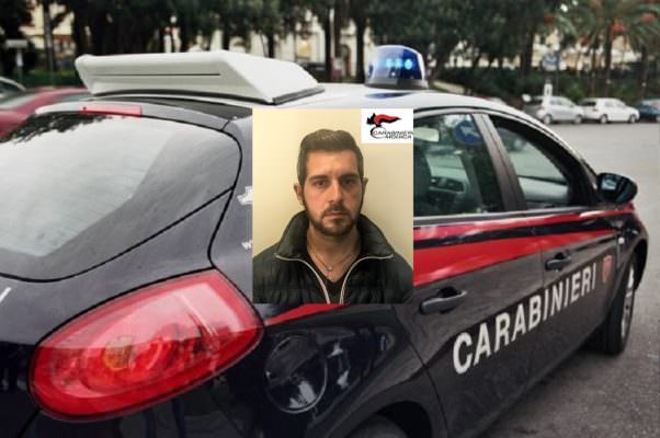 Evade dai domiciliari per andare a bere con gli amici: i carabinieri lo rintracciano e lo arrestano