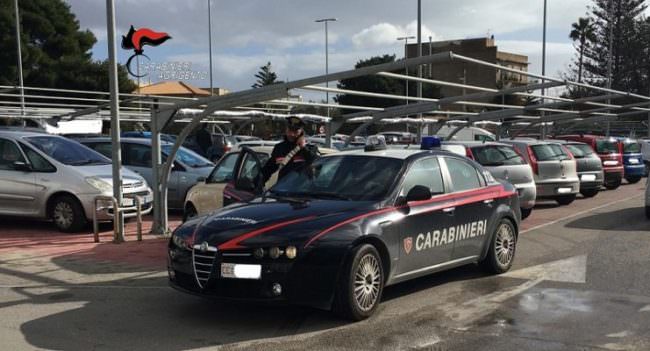 Razziano alcolici da supermercato ma vengono scoperti: 3 ladri arrestati dopo inseguimento da film