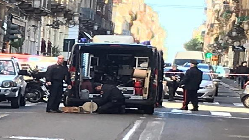 Trovato zaino sospetto in via Umberto a Catania: sul posto vigili del fuoco e artificieri, falso allarme