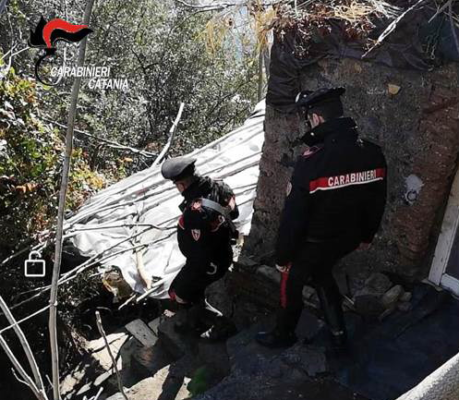“Tarzan” si nasconde nella Timpa di Acireale: arrestato ricercato per violenza sessuale e maltrattamenti