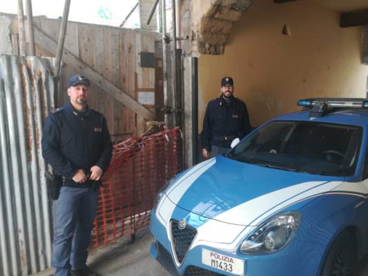 Attrezzature da bar e lastra con iscrizione latina trovate dentro un recinto abbandonato, deferito 37enne