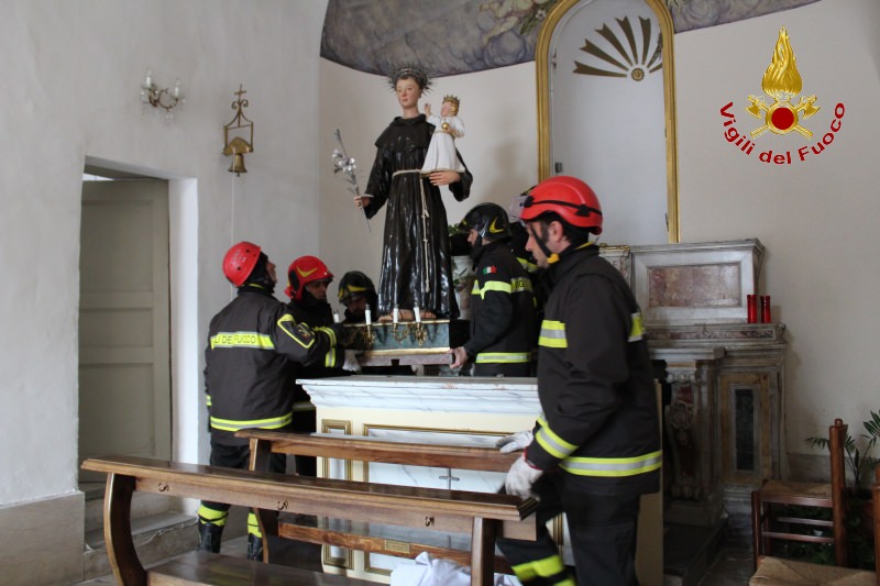 Emergenza sisma, recuperata statua di Sant’Antonio da Padova a Viagrande: intervento dei vigili del fuoco